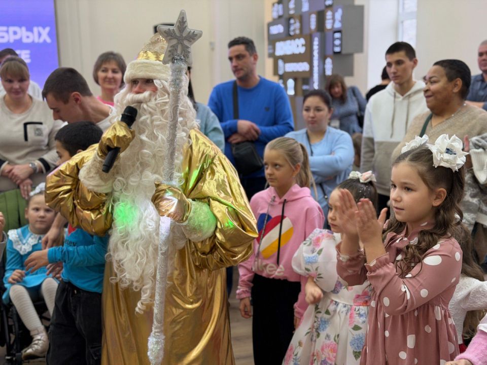 Сотням тяжелобольным детям Донбасса подарили «Новогоднее чудо» Сотням тяжелобольным детям Донбасса подарили «Новогоднее чудо»