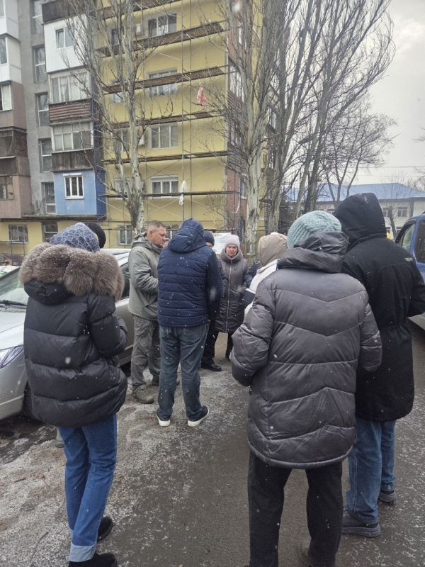 Валерий Скороходов провел сход граждан в микрорайоне «Центральный» в Макеевке Валерий Скороходов провел сход граждан в микрорайоне «Центральный» в Макеевке