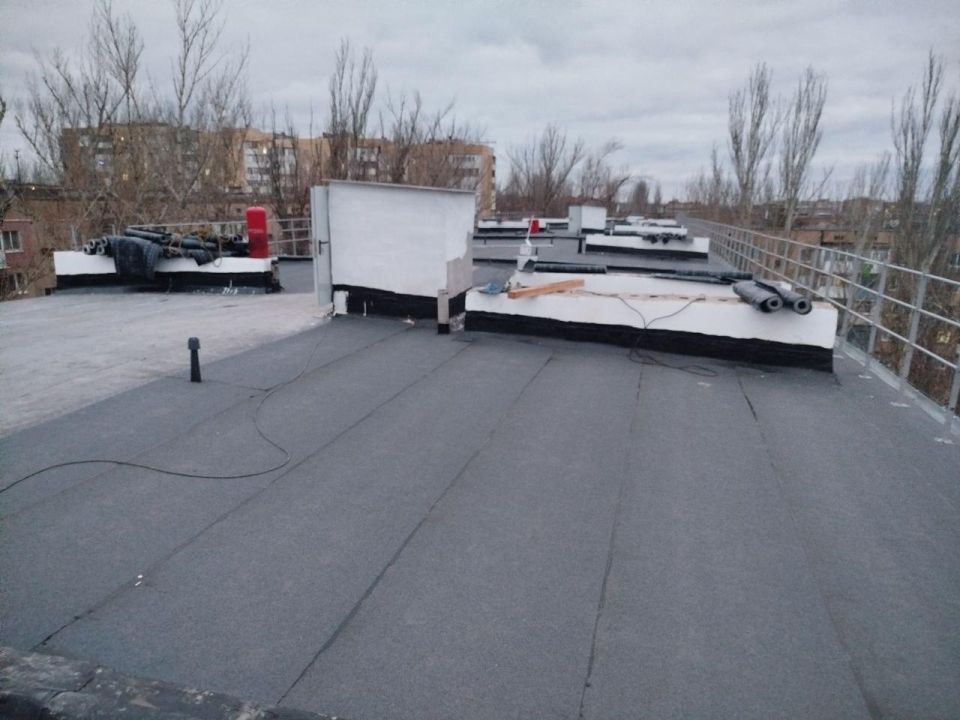 Нижегородские подрядчики продолжают обновление кровли дома в Харцызске Нижегородские подрядчики продолжают обновление кровли дома в Харцызске