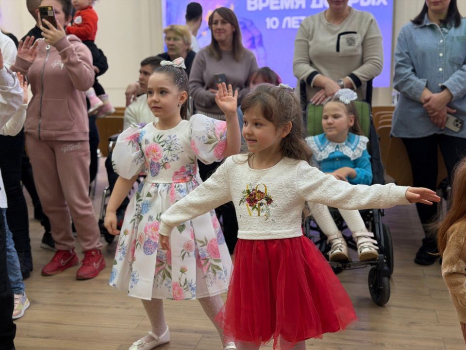Сотням тяжелобольным детям Донбасса подарили «Новогоднее чудо» Сотням тяжелобольным детям Донбасса подарили «Новогоднее чудо»