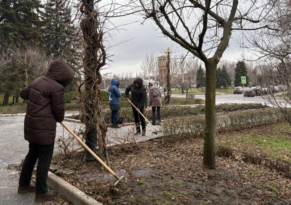 Сегодня, 24 декабря, на территории Ленинского района в рамках проекта «Городская среда» партии «Единая Россия» прошло мероприятие направленное на улучшение состояния окружающей среды Сегодня, 24 декабря, на территории Ленинского района в рамках проекта «Городская среда» партии «Единая Россия» прошло мероприятие направленное на улучшение состояния окружающей среды