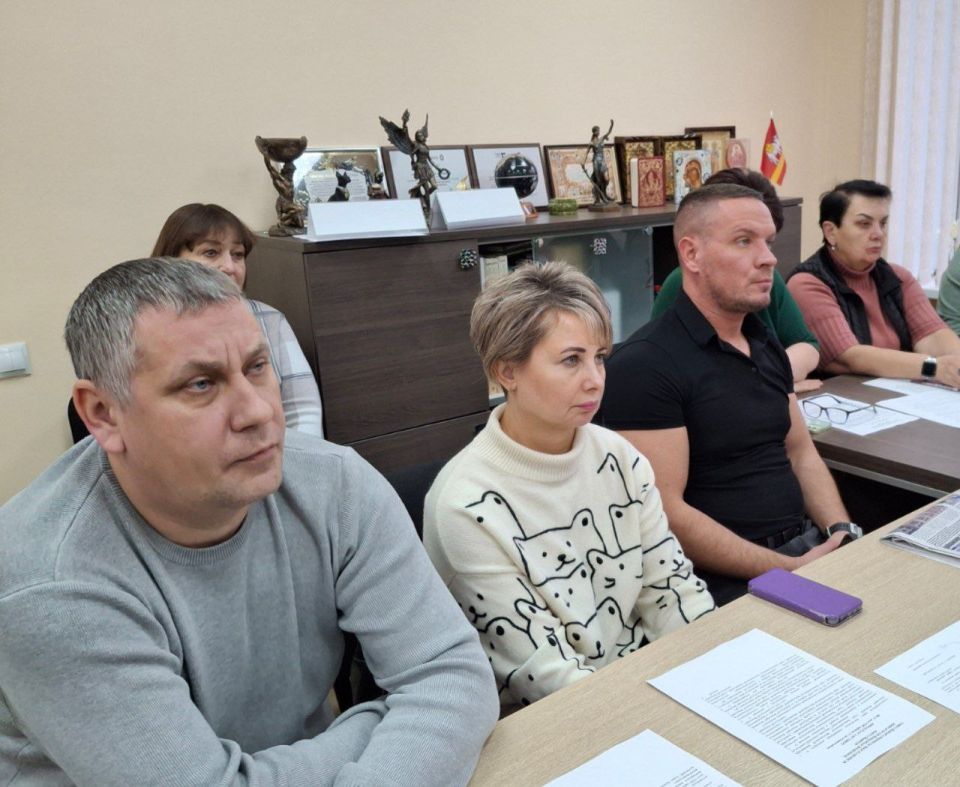 ВСТРЕЧИ С ЖИТЕЛЯМИ. 24 декабря 2025 года депутаты Ясиноватского муниципального совета Донецкой Народной Республики от фракции «Единая Россия» Елена Асаул, Владимир Сергиенко и Виталий Кухта провели встречу с жителями ВСТРЕЧИ С ЖИТЕЛЯМИ. 24 декабря 2025 года депутаты Ясиноватского муниципального совета Донецкой Народной Республики от фракции «Единая Россия» Елена Асаул, Владимир Сергиенко и Виталий Кухта провели встречу с жителями