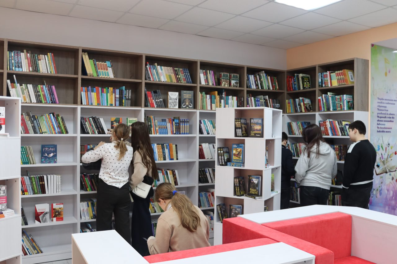 Библиоэкскурсия. 24 декабря обновленную детскую библиотеку посетили сразу два класса – обучающиеся 6-А и 6-Б классов школы №1 городского округа Енакиево Библиоэкскурсия. 24 декабря обновленную детскую библиотеку посетили сразу два класса – обучающиеся 6-А и 6-Б классов школы №1 городского округа Енакиево