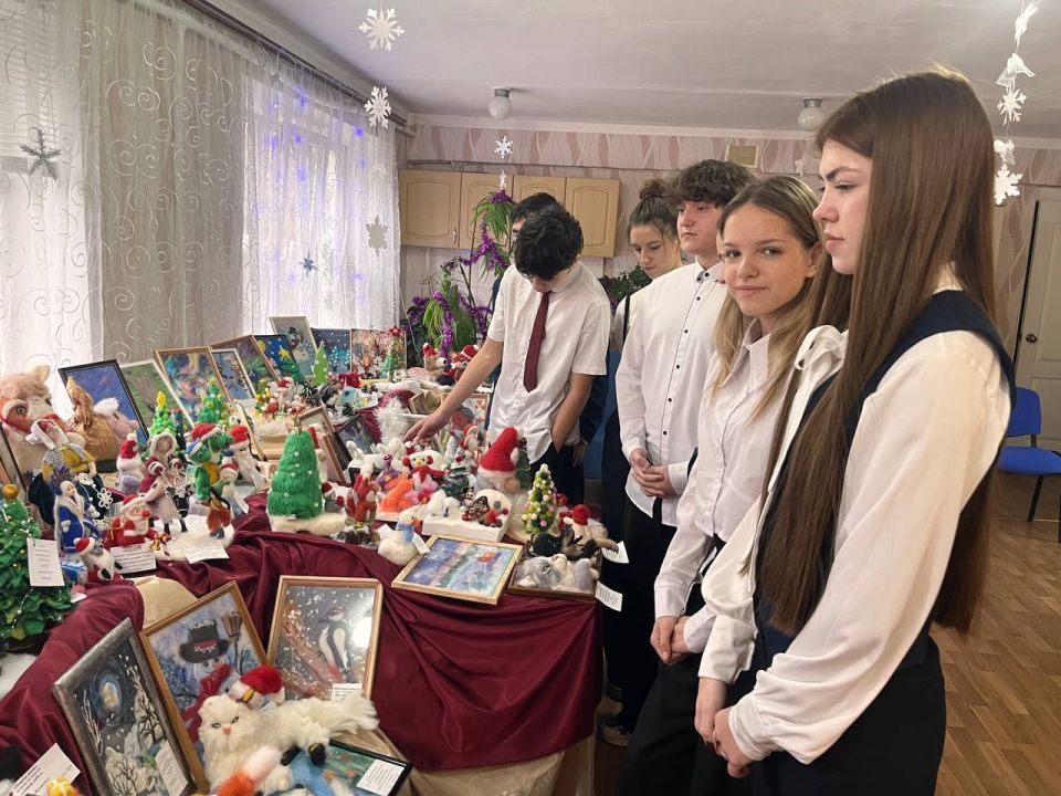 В День Святого Николая Центр социализации подростков «Импульс» приветствовал гостей на открытии выставки-конкурса «Жила-была сказка…» В День Святого Николая Центр социализации подростков «Импульс» приветствовал гостей на открытии выставки-конкурса «Жила-была сказка…»