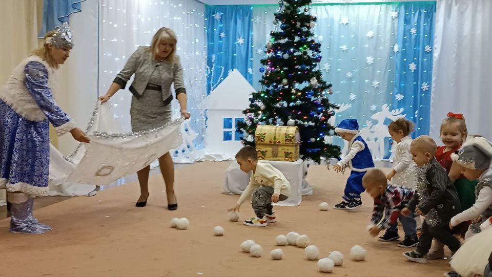 В первой младшей группе ГБОУ "Светлодарский УВК" прошёл новогодний утренник "Волшебный сундучок Дедушки Мороза" В первой младшей группе ГБОУ "Светлодарский УВК" прошёл новогодний утренник "Волшебный сундучок Дедушки Мороза"