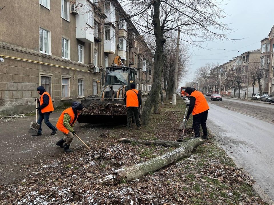 Техника из Кузбасса помогает облагораживать Горловку Техника из Кузбасса помогает облагораживать Горловку