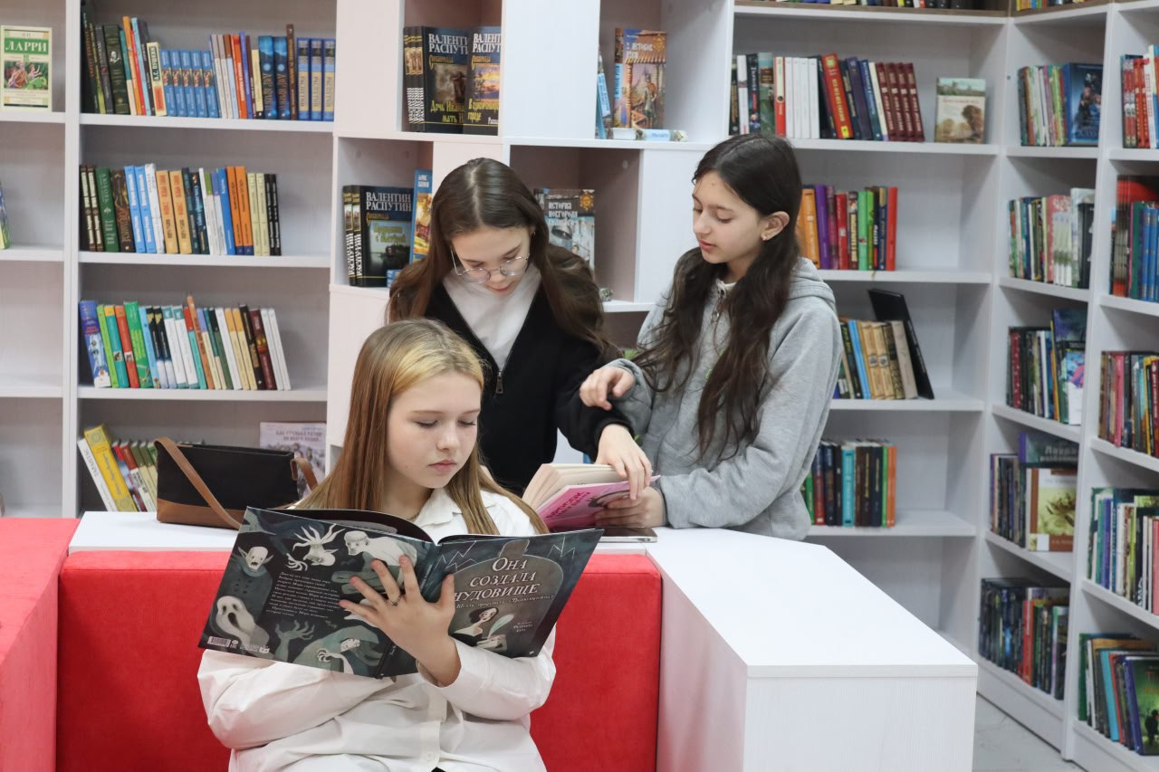 Библиоэкскурсия. 24 декабря обновленную детскую библиотеку посетили сразу два класса – обучающиеся 6-А и 6-Б классов школы №1 городского округа Енакиево Библиоэкскурсия. 24 декабря обновленную детскую библиотеку посетили сразу два класса – обучающиеся 6-А и 6-Б классов школы №1 городского округа Енакиево