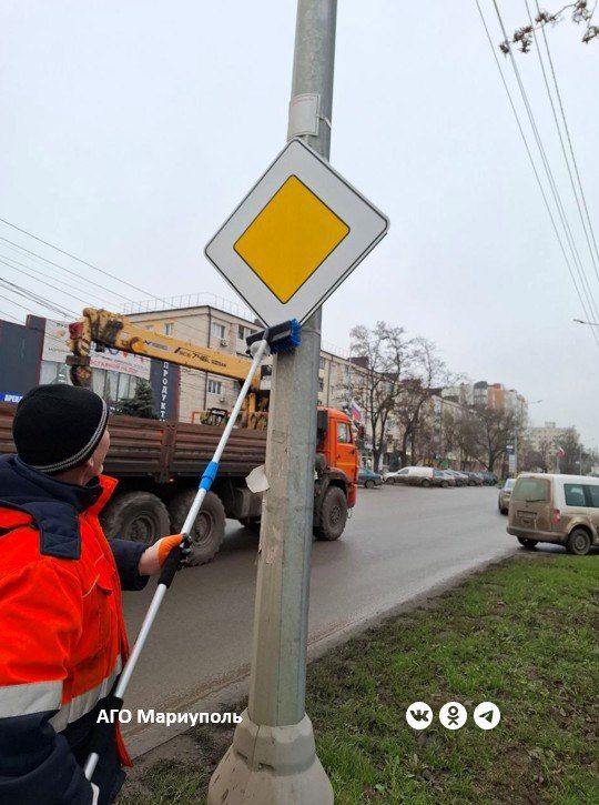 В Мариуполе специалисты улучшают видимость дорожных знаков В Мариуполе специалисты улучшают видимость дорожных знаков