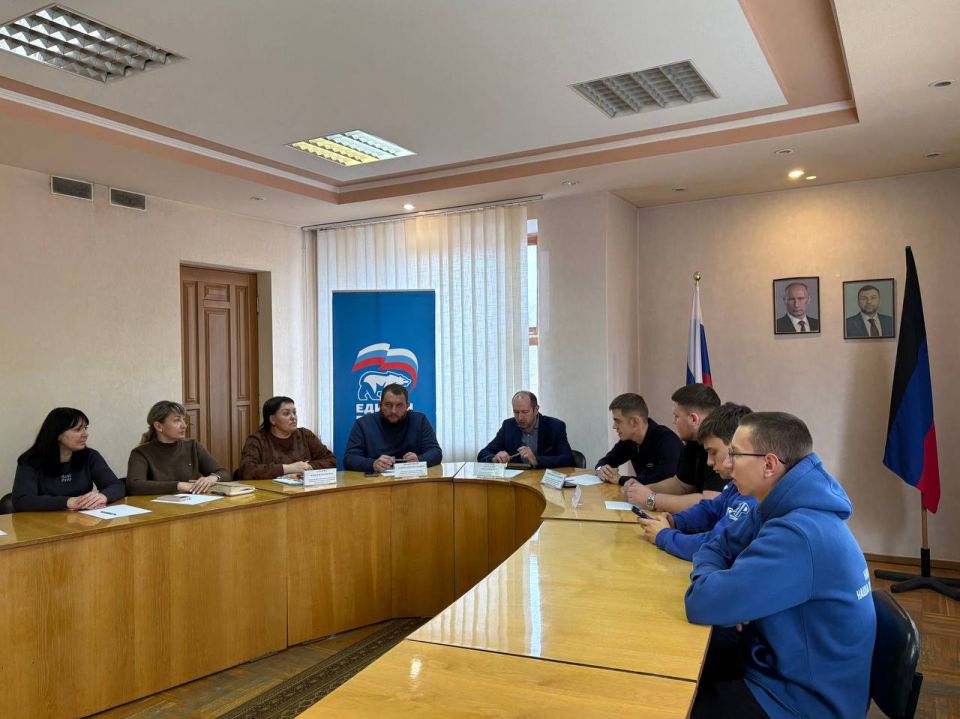 Сегодня, 24 декабря, в Управе Ленинского внутригородского района Администрации городского округа Донецк прошла встреча с представителями Донецкого Регионального Отделения Всероссийской Общественной Организации "Молодая... Сегодня, 24 декабря, в Управе Ленинского внутригородского района Администрации городского округа Донецк прошла встреча с представителями Донецкого Регионального Отделения Всероссийской Общественной Организации "Молодая...