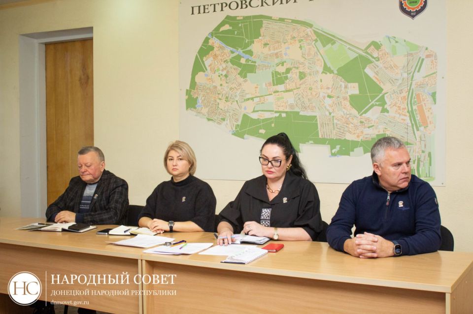 Константин Кузьмин: Сегодня в Управе Петровского района города Донецка принял участие в еженедельном аппаратном совещании Константин Кузьмин: Сегодня в Управе Петровского района города Донецка принял участие в еженедельном аппаратном совещании