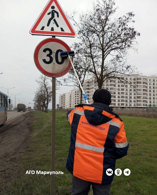 В Мариуполе специалисты улучшают видимость дорожных знаков В Мариуполе специалисты улучшают видимость дорожных знаков
