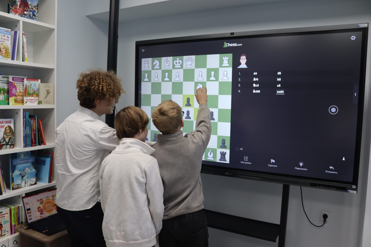 Библиоэкскурсия. 24 декабря обновленную детскую библиотеку посетили сразу два класса – обучающиеся 6-А и 6-Б классов школы №1 городского округа Енакиево Библиоэкскурсия. 24 декабря обновленную детскую библиотеку посетили сразу два класса – обучающиеся 6-А и 6-Б классов школы №1 городского округа Енакиево