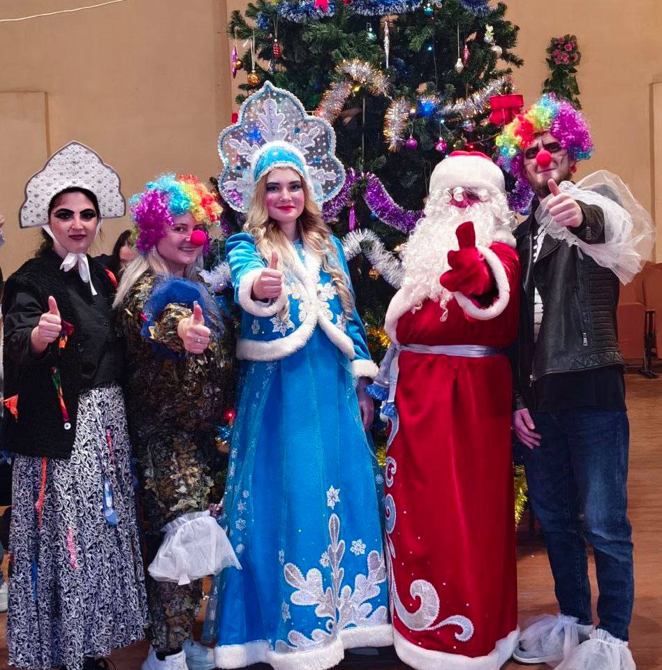 23 и 24 декабря в концертном зале МБУДО "Зугрэсская детская школа искусств" состоялись яркие и волшебные новогодние утренники для учащихся школы