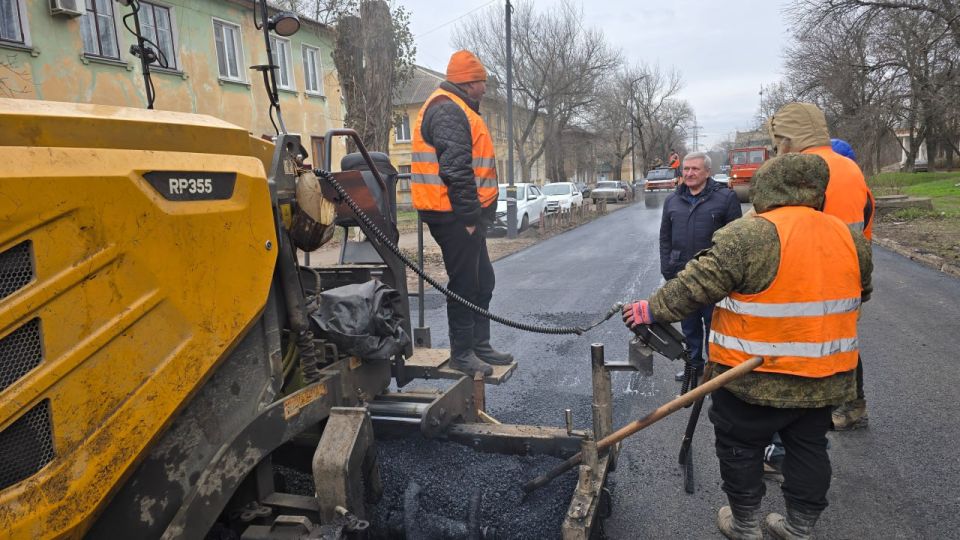Глава муниципального образования Старобешевский муниципальный округ Николай Михайлов проинспектировал ход работ по текущему ремонту дорожного полотна по улице Промышленная в поселке Новый Свет Глава муниципального образования Старобешевский муниципальный округ Николай Михайлов проинспектировал ход работ по текущему ремонту дорожного полотна по улице Промышленная в поселке Новый Свет
