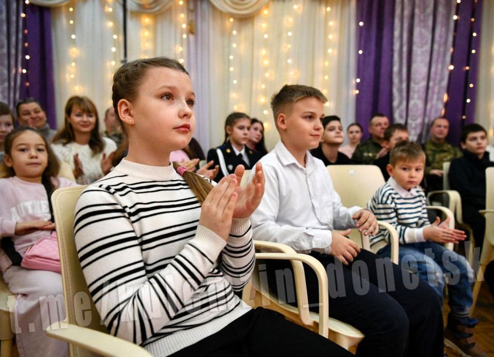 23 декабря в Донецкой государственной академической филармонии руководитель филиала фонда «Защитники Отечества» Марина Соловарова совместно с главой администрации г. Донецка Алексеем Кулемзиным поздравила детей ветеранов... 23 декабря в Донецкой государственной академической филармонии руководитель филиала фонда «Защитники Отечества» Марина Соловарова совместно с главой администрации г. Донецка Алексеем Кулемзиным поздравила детей ветеранов...