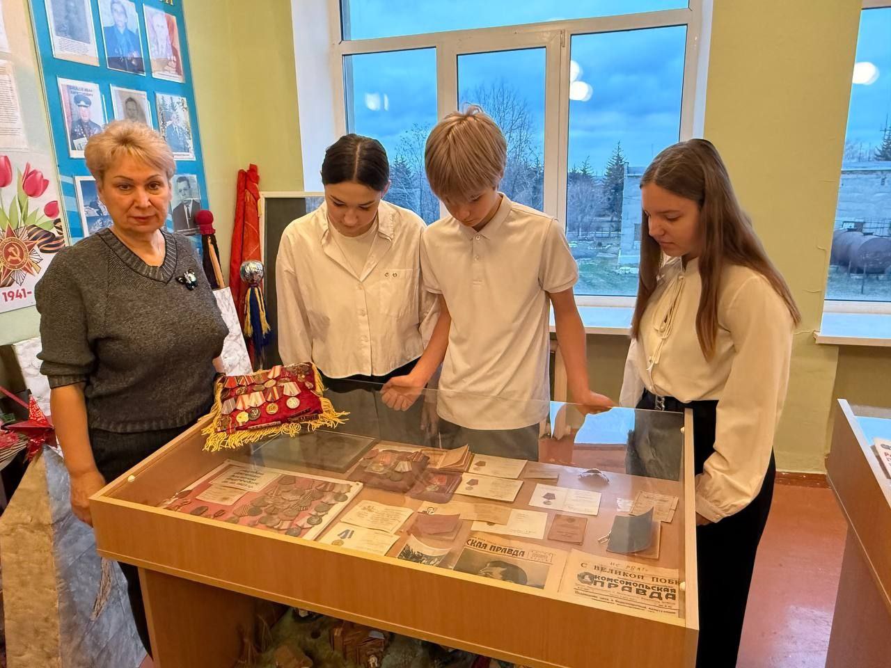Молодежи Ждановки провели урок истории в школьном музее Молодежи Ждановки провели урок истории в школьном музее