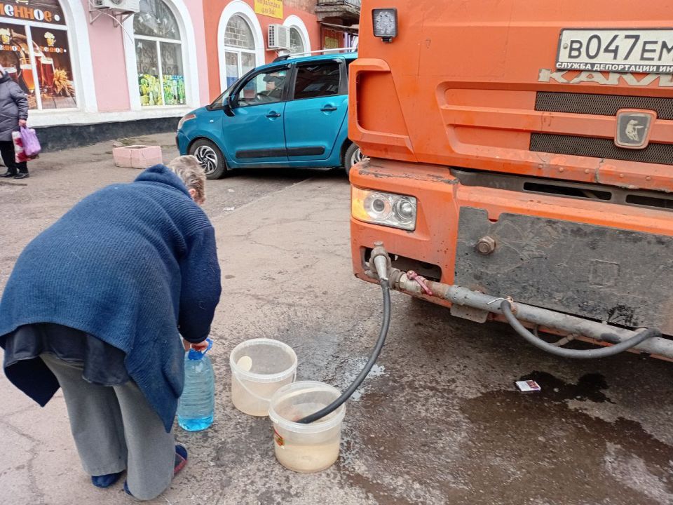 В Кировском внутригородском районе при поддержке региона-шефа Московская область продолжается подвоз воды для жителей домов, в которые в установленный графиком день не поступила вода В Кировском внутригородском районе при поддержке региона-шефа Московская область продолжается подвоз воды для жителей домов, в которые в установленный графиком день не поступила вода