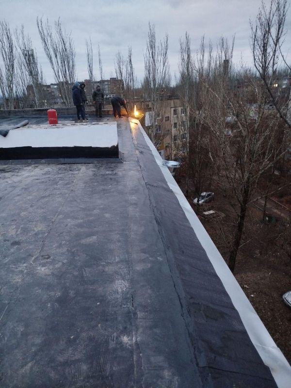 Нижегородские подрядчики продолжают обновление кровли дома в Харцызске Нижегородские подрядчики продолжают обновление кровли дома в Харцызске