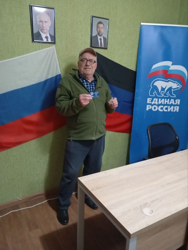 Граждане, вступившие в ряды Всероссийской политической партии «Единая Россия», получили членские билеты Граждане, вступившие в ряды Всероссийской политической партии «Единая Россия», получили членские билеты