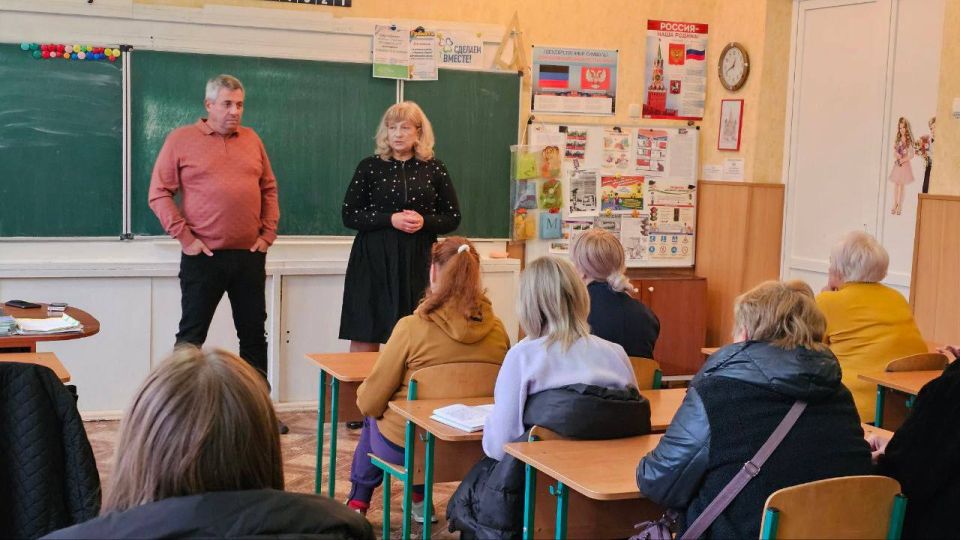 23.12.2025 руководитель Управы Ворошиловского внутригородского района Администрации городского округа Донецк Копылова Т.А. совместно с депутатом городского совета Либерманом Э.В. встретились с населением 23.12.2025 руководитель Управы Ворошиловского внутригородского района Администрации городского округа Донецк Копылова Т.А. совместно с депутатом городского совета Либерманом Э.В. встретились с населением