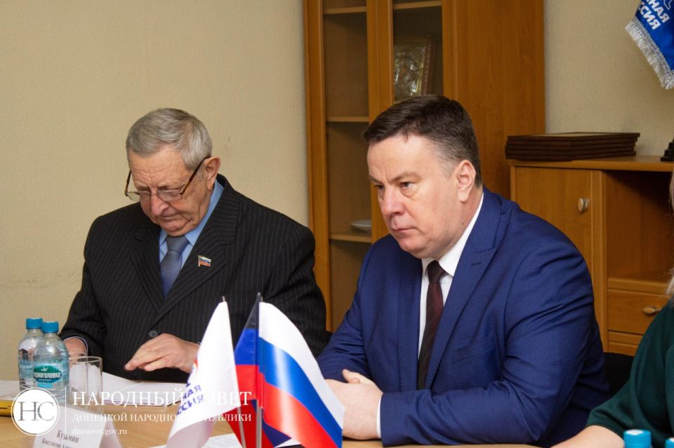 Константин Кузьмин: Сегодня в Управе Петровского района города Донецка принял участие в еженедельном аппаратном совещании Константин Кузьмин: Сегодня в Управе Петровского района города Донецка принял участие в еженедельном аппаратном совещании
