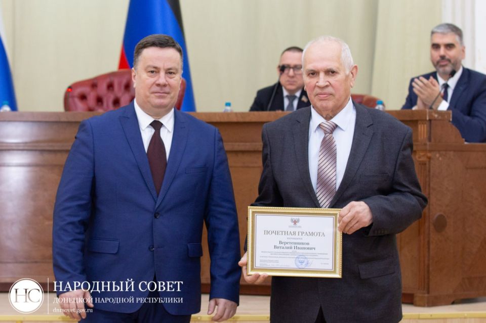 Константин Кузьмин вручил Почетные грамоты Народного Совета ДНР Константин Кузьмин вручил Почетные грамоты Народного Совета ДНР