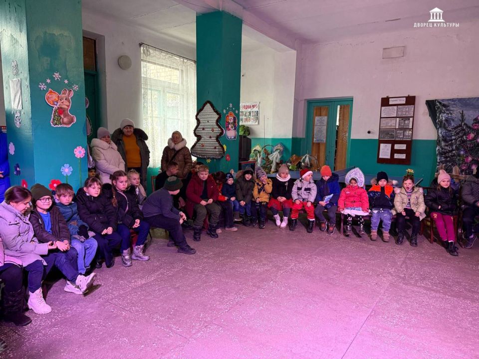 24 декабря в гости к Золотарёвскому СДК пришли волшебные гости! Веселая Снегурочка , озорной конь Юлий , добрый Дедушка Мороз и коварная царица Скарапея отправились вместе с детьми в предновогодние приключения 24 декабря в гости к Золотарёвскому СДК пришли волшебные гости! Веселая Снегурочка , озорной конь Юлий , добрый Дедушка Мороз и коварная царица Скарапея отправились вместе с детьми в предновогодние приключения
