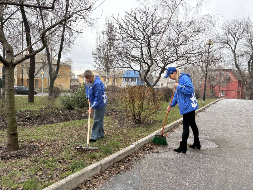 Сегодня, 24 декабря, на территории Ленинского района в рамках проекта «Городская среда» партии «Единая Россия» прошло мероприятие направленное на улучшение состояния окружающей среды Сегодня, 24 декабря, на территории Ленинского района в рамках проекта «Городская среда» партии «Единая Россия» прошло мероприятие направленное на улучшение состояния окружающей среды