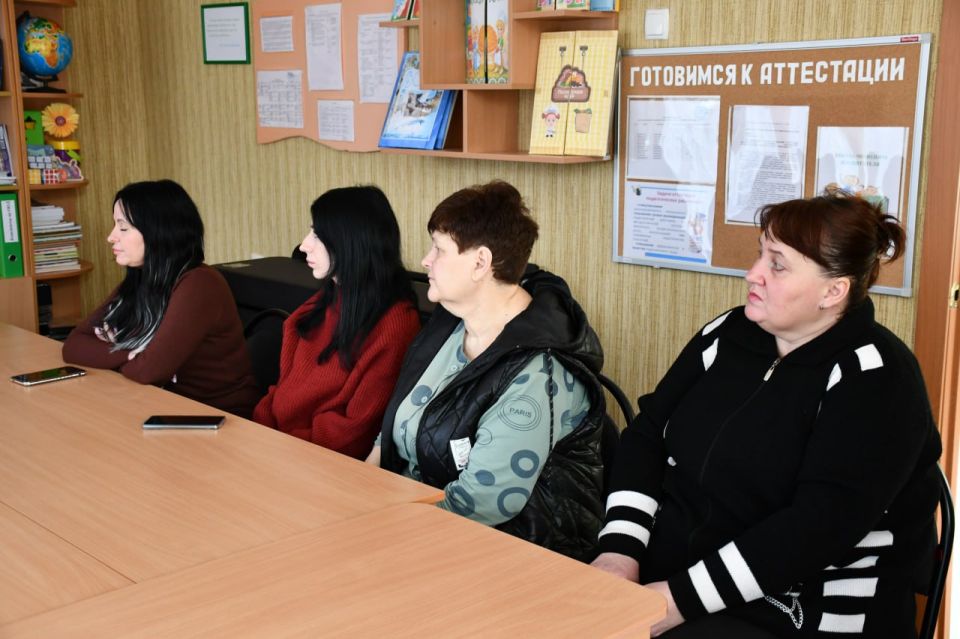Глава муниципального образования городского округа Дебальцево и секретарь местного отделения партии «Единая Россия» Сергей Желновач встретился с активистами первичного отделения Глава муниципального образования городского округа Дебальцево и секретарь местного отделения партии «Единая Россия» Сергей Желновач встретился с активистами первичного отделения