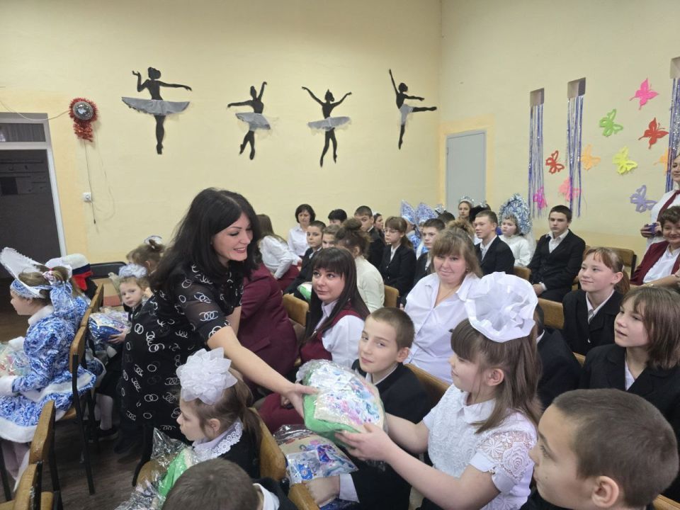 Александр Качанов: Посетил школу-интернат №27 города Докучаевска, где царила по-настоящему праздничная атмосфера Александр Качанов: Посетил школу-интернат №27 города Докучаевска, где царила по-настоящему праздничная атмосфера