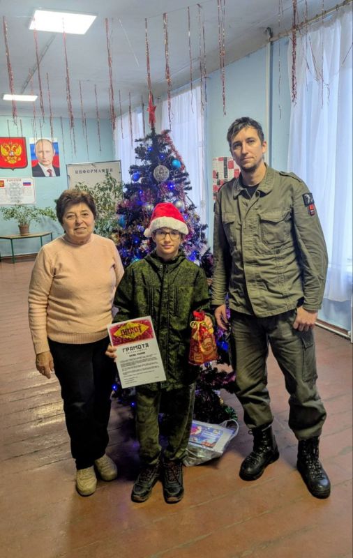 Отряд юнармейцев отряда "Легионеры" школы номер 29 города Донецка поздравляет с наступающим Новым годом бойцов подразделения "Оплот" Отряд юнармейцев отряда "Легионеры" школы номер 29 города Донецка поздравляет с наступающим Новым годом бойцов подразделения "Оплот"