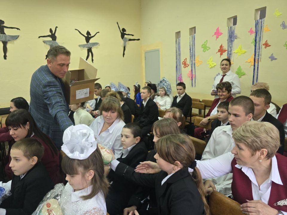 Александр Качанов: Посетил школу-интернат №27 города Докучаевска, где царила по-настоящему праздничная атмосфера Александр Качанов: Посетил школу-интернат №27 города Докучаевска, где царила по-настоящему праздничная атмосфера