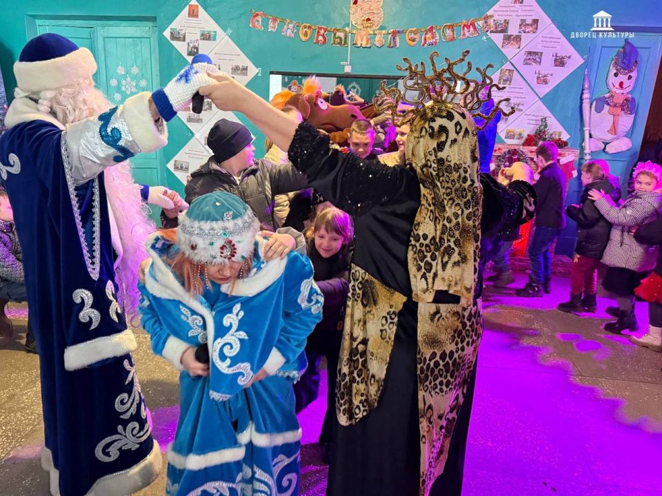 24 декабря в гости к Золотарёвскому СДК пришли волшебные гости! Веселая Снегурочка , озорной конь Юлий , добрый Дедушка Мороз и коварная царица Скарапея отправились вместе с детьми в предновогодние приключения 24 декабря в гости к Золотарёвскому СДК пришли волшебные гости! Веселая Снегурочка , озорной конь Юлий , добрый Дедушка Мороз и коварная царица Скарапея отправились вместе с детьми в предновогодние приключения