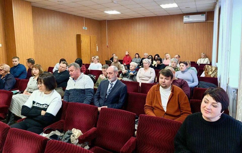 Михаил Меренков: Сегодня в Управе Буденновского внутригородского района Администрации городского округа Донецк прошло аппаратное совещание с участием депутатов Донецкого городского совета Николая Тимченко, Владимира... Михаил Меренков: Сегодня в Управе Буденновского внутригородского района Администрации городского округа Донецк прошло аппаратное совещание с участием депутатов Донецкого городского совета Николая Тимченко, Владимира...