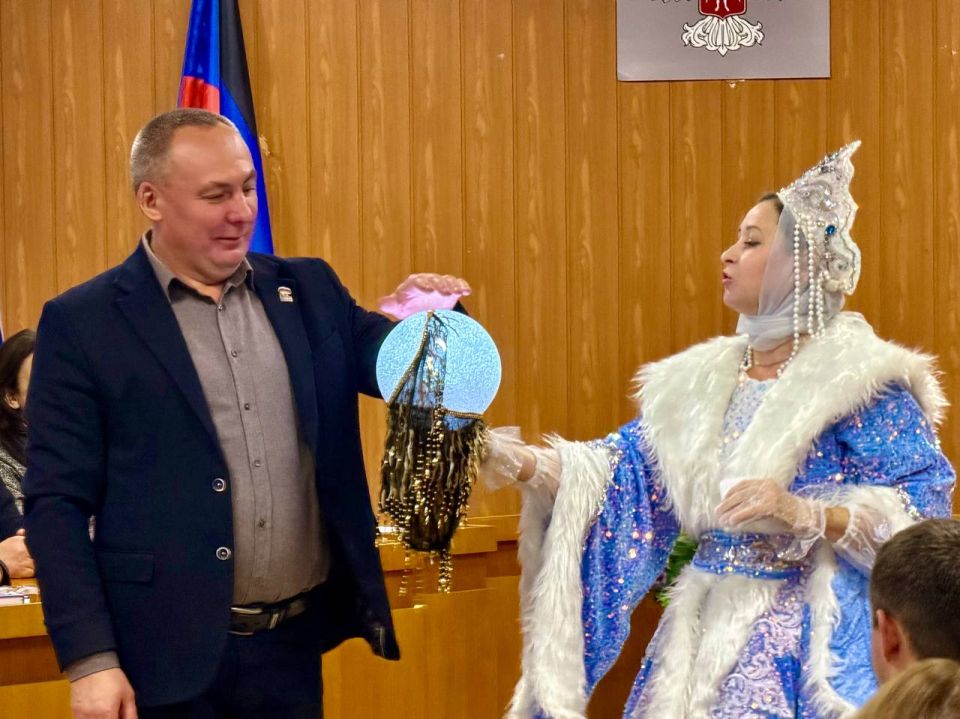 Михаил Меренков: Сегодня в Управе Буденновского внутригородского района Администрации городского округа Донецк прошло аппаратное совещание с участием депутатов Донецкого городского совета Николая Тимченко, Владимира... Михаил Меренков: Сегодня в Управе Буденновского внутригородского района Администрации городского округа Донецк прошло аппаратное совещание с участием депутатов Донецкого городского совета Николая Тимченко, Владимира...