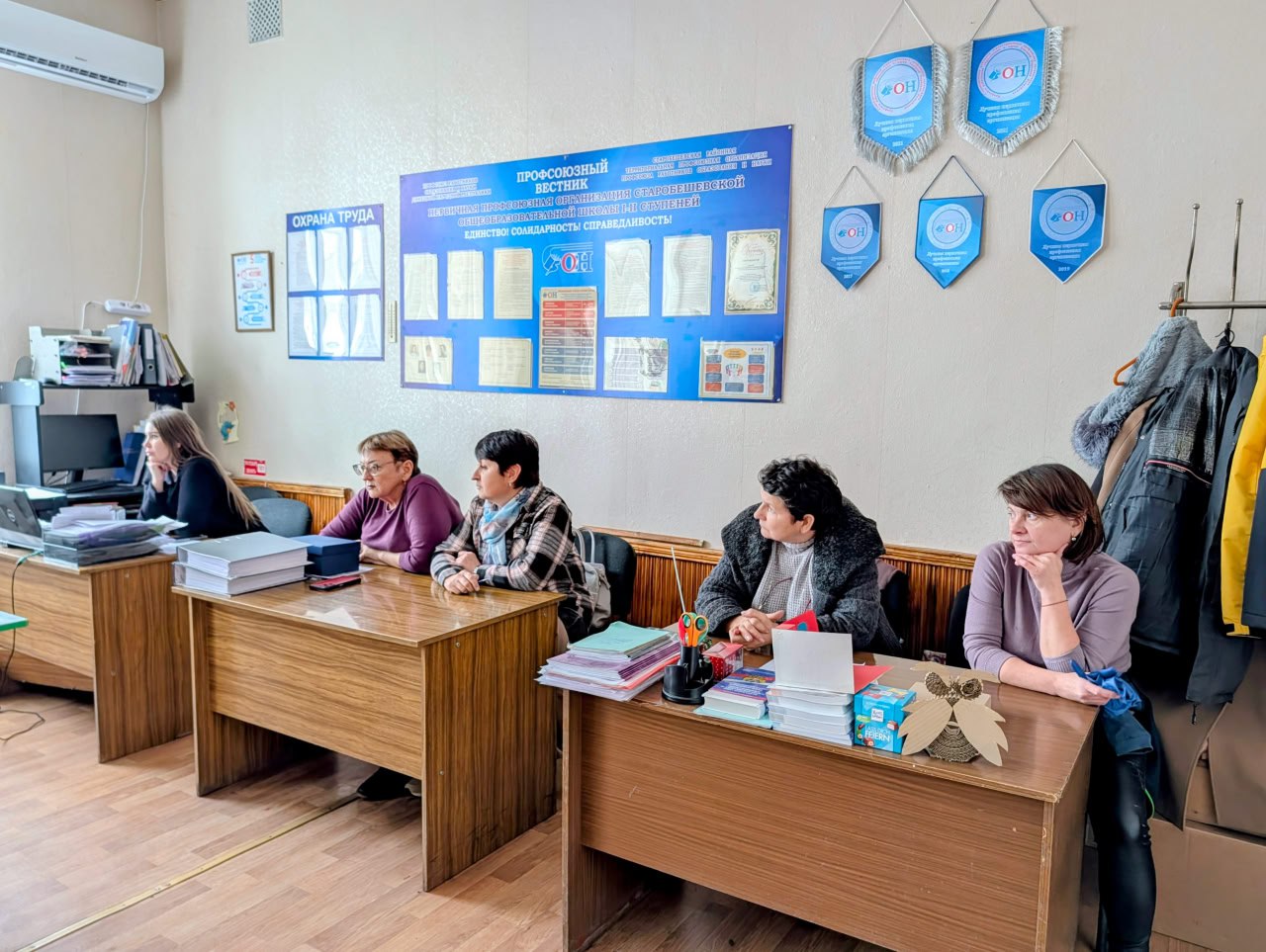 Заместитель главы Администрации Старобешевского муниципального округа Вера Немилостивая провела встречу с трудовым коллективом Старобешевской школы №2, на которой обсудили следующие вопросы: Заместитель главы Администрации Старобешевского муниципального округа Вера Немилостивая провела встречу с трудовым коллективом Старобешевской школы №2, на которой обсудили следующие вопросы: