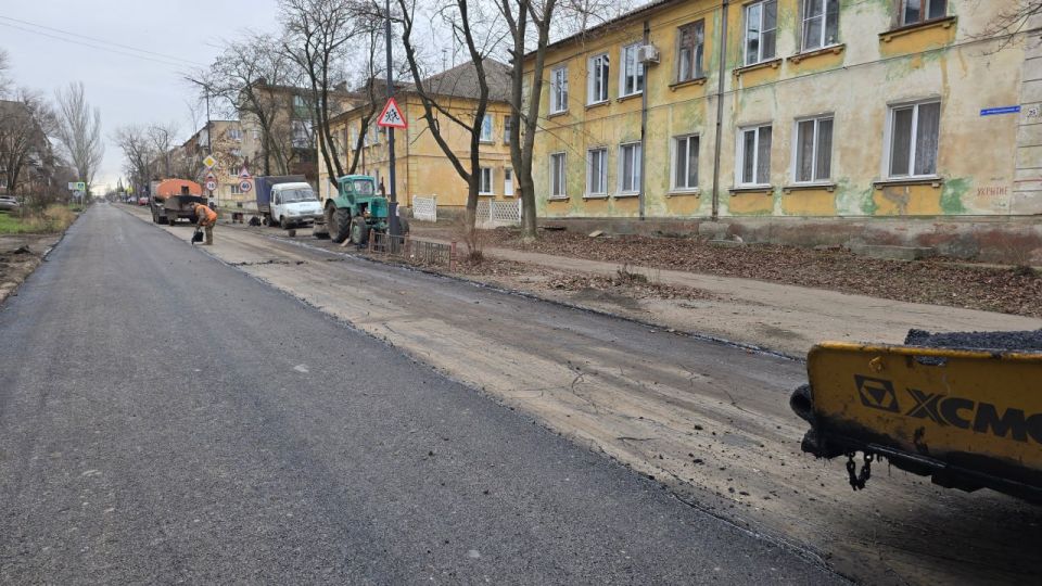 Глава муниципального образования Старобешевский муниципальный округ Николай Михайлов проинспектировал ход работ по текущему ремонту дорожного полотна по улице Промышленная в поселке Новый Свет Глава муниципального образования Старобешевский муниципальный округ Николай Михайлов проинспектировал ход работ по текущему ремонту дорожного полотна по улице Промышленная в поселке Новый Свет