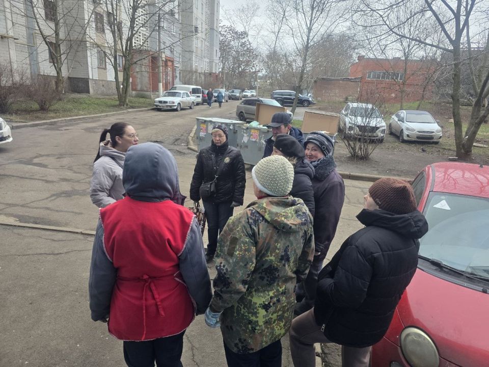 Продолжаются сходы с жителями Ленинского района города Донецка Продолжаются сходы с жителями Ленинского района города Донецка