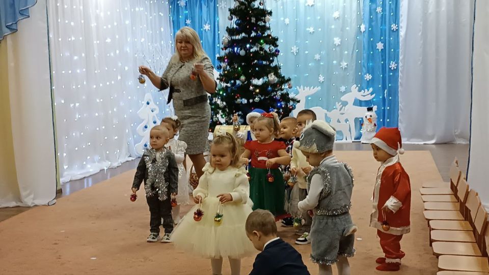 В первой младшей группе ГБОУ "Светлодарский УВК" прошёл новогодний утренник "Волшебный сундучок Дедушки Мороза" В первой младшей группе ГБОУ "Светлодарский УВК" прошёл новогодний утренник "Волшебный сундучок Дедушки Мороза"