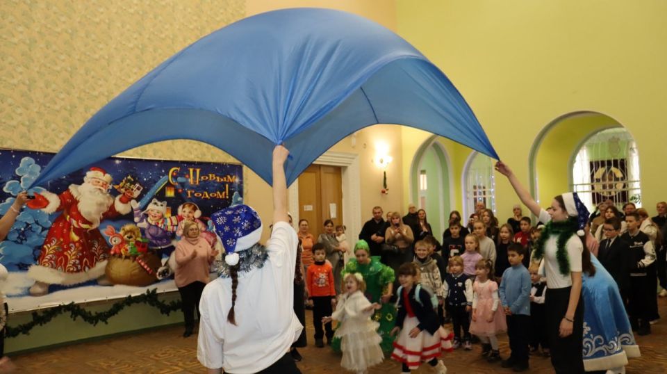 21 декабря, словно по волшебству, в уютное фойе ДК ЯКХЗ (структурное подразделение МБУ "ГДК им. В. Г. Кирсановой") пришла настоящая зимняя сказка, сотканная специально для ребят Кировского района, которым особенно нужна... 21 декабря, словно по волшебству, в уютное фойе ДК ЯКХЗ (структурное подразделение МБУ "ГДК им. В. Г. Кирсановой") пришла настоящая зимняя сказка, сотканная специально для ребят Кировского района, которым особенно нужна...