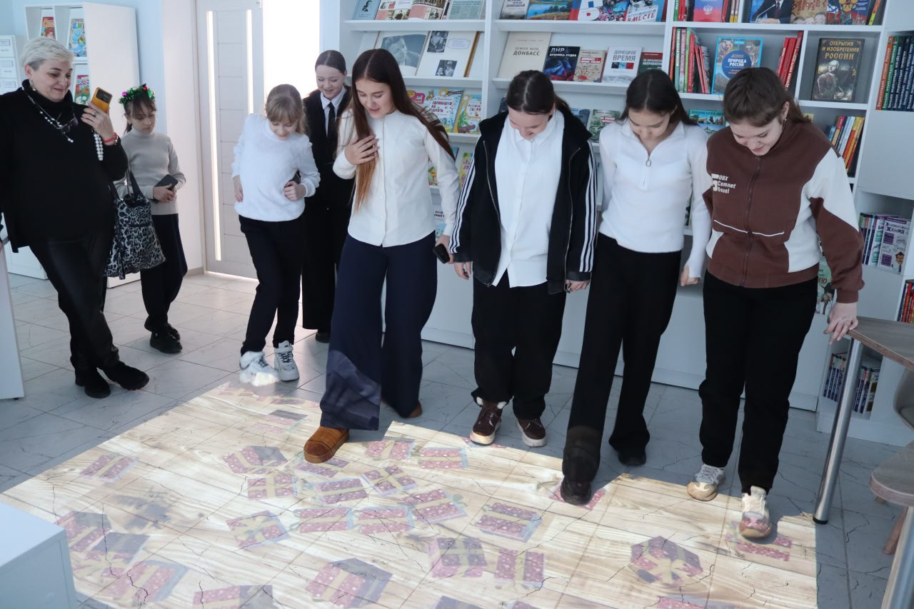 Библиоэкскурсия. 24 декабря обновленную детскую библиотеку посетили сразу два класса – обучающиеся 6-А и 6-Б классов школы №1 городского округа Енакиево Библиоэкскурсия. 24 декабря обновленную детскую библиотеку посетили сразу два класса – обучающиеся 6-А и 6-Б классов школы №1 городского округа Енакиево