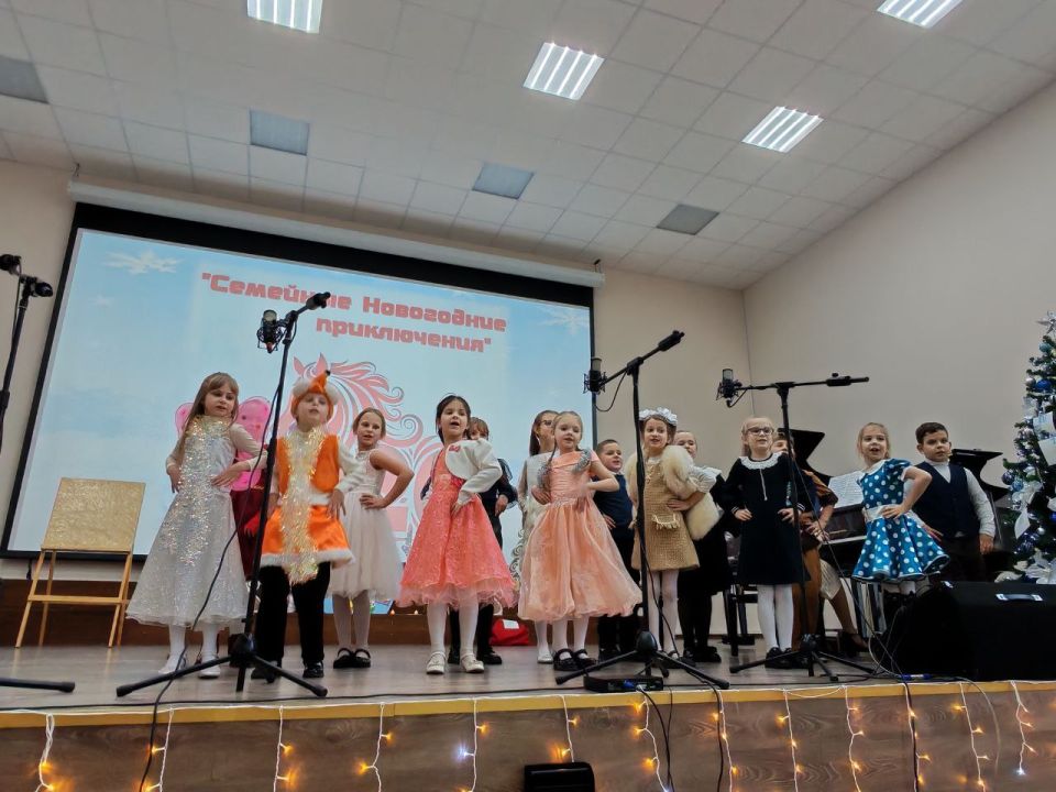 Сегодня, 24 декабря, в детской школе искусств «Симфония Приморья» городского округа Торез состоялся фестиваль семейных ансамблей "Семейное новогоднее приключение" Сегодня, 24 декабря, в детской школе искусств «Симфония Приморья» городского округа Торез состоялся фестиваль семейных ансамблей "Семейное новогоднее приключение"