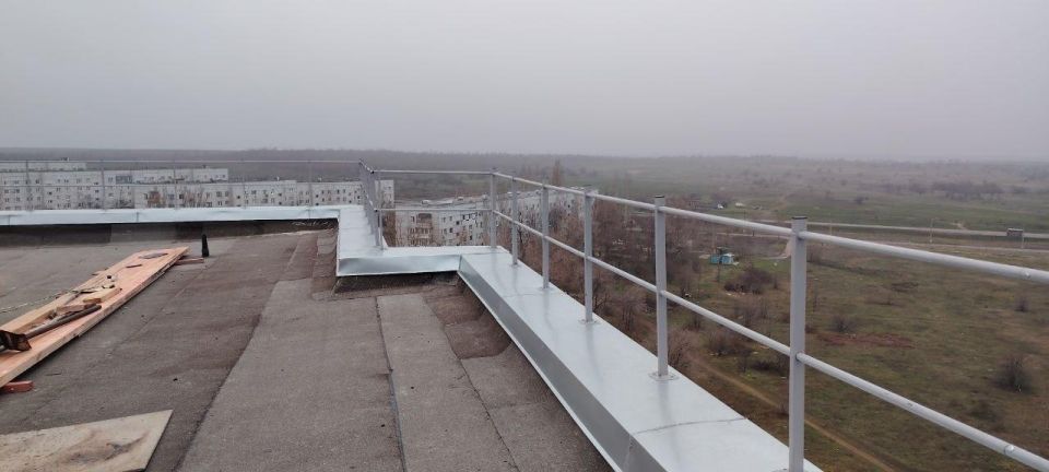 Нижегородские подрядчики проведут финальный этап работ на крыше многоквартирного дома в Зугрэсе Нижегородские подрядчики проведут финальный этап работ на крыше многоквартирного дома в Зугрэсе
