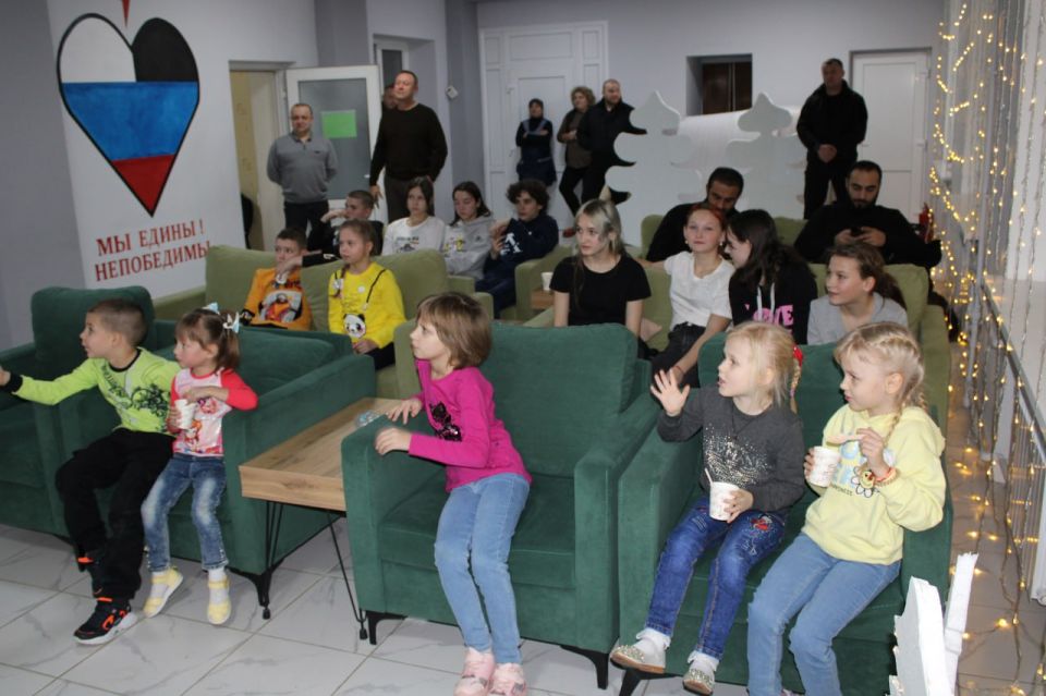 Отдельный батальон специального назначения «АрБат» совместно с депутатом Горловского городского совета Донецкой Народной Республики первого созыва от партии «Единая Россия» Эдуардом Полепкиным организовали настоящий... Отдельный батальон специального назначения «АрБат» совместно с депутатом Горловского городского совета Донецкой Народной Республики первого созыва от партии «Единая Россия» Эдуардом Полепкиным организовали настоящий...