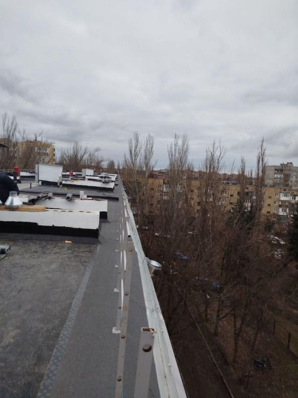 Нижегородские подрядчики продолжают обновление кровли дома в Харцызске Нижегородские подрядчики продолжают обновление кровли дома в Харцызске