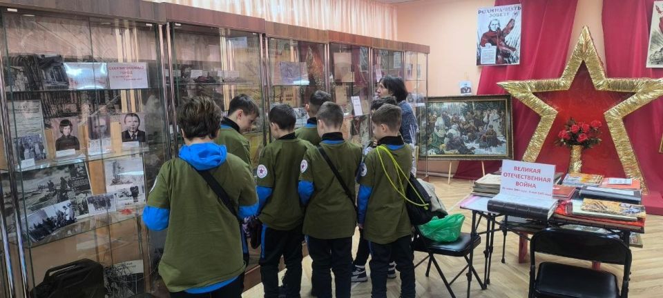 В рамках партийного проекта "Единой России" "Историческая память" группа воспитанников детско-юношеского центра «Патриот» посетила Ясиноватский музей В рамках партийного проекта "Единой России" "Историческая память" группа воспитанников детско-юношеского центра «Патриот» посетила Ясиноватский музей