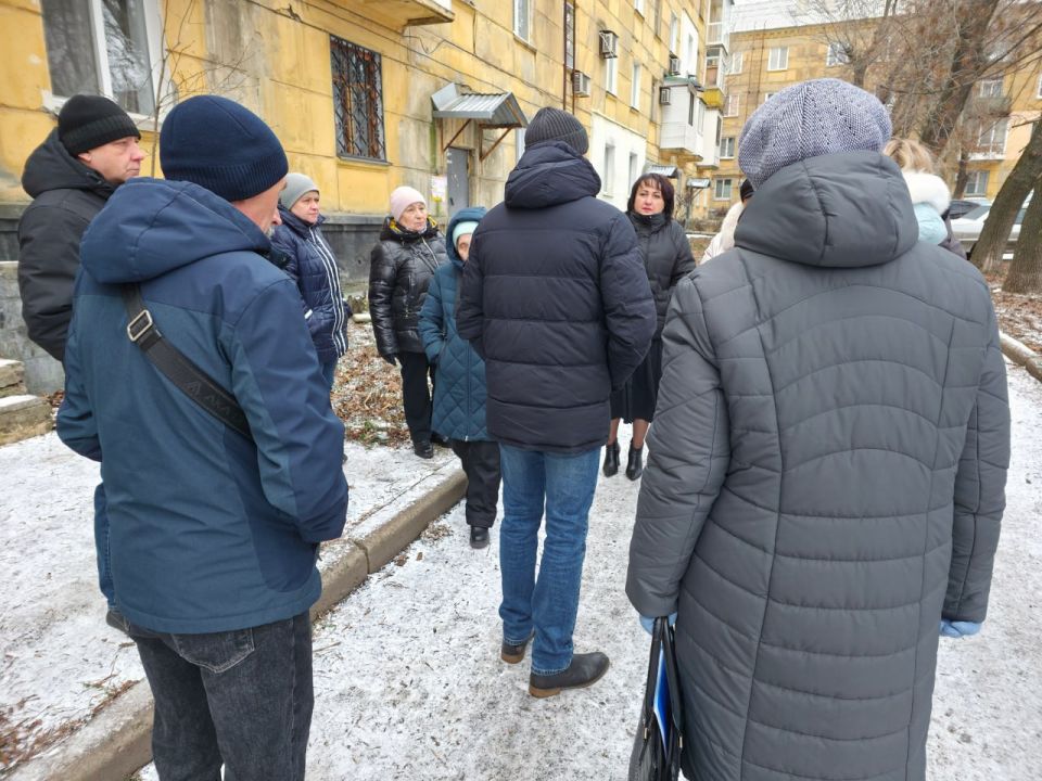 Иван Адамец: Управляющий делами администрации городского округа Донецк Юлия Сницарь провела встречу с жителями дома № 191 на улице Куйбышева Иван Адамец: Управляющий делами администрации городского округа Донецк Юлия Сницарь провела встречу с жителями дома № 191 на улице Куйбышева