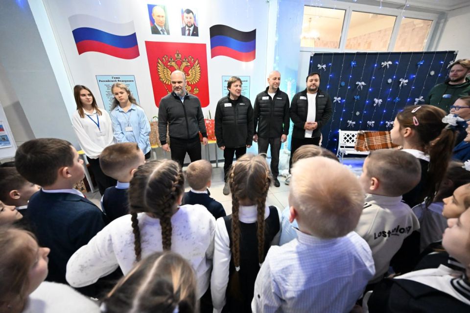Строители, участвующие в восстановлении освобожденных населенных пунктов, поздравляют детей Республики с наступающим Новым годом Строители, участвующие в восстановлении освобожденных населенных пунктов, поздравляют детей Республики с наступающим Новым годом