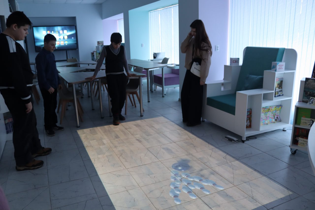 Библиоэкскурсия. 24 декабря обновленную детскую библиотеку посетили сразу два класса – обучающиеся 6-А и 6-Б классов школы №1 городского округа Енакиево Библиоэкскурсия. 24 декабря обновленную детскую библиотеку посетили сразу два класса – обучающиеся 6-А и 6-Б классов школы №1 городского округа Енакиево