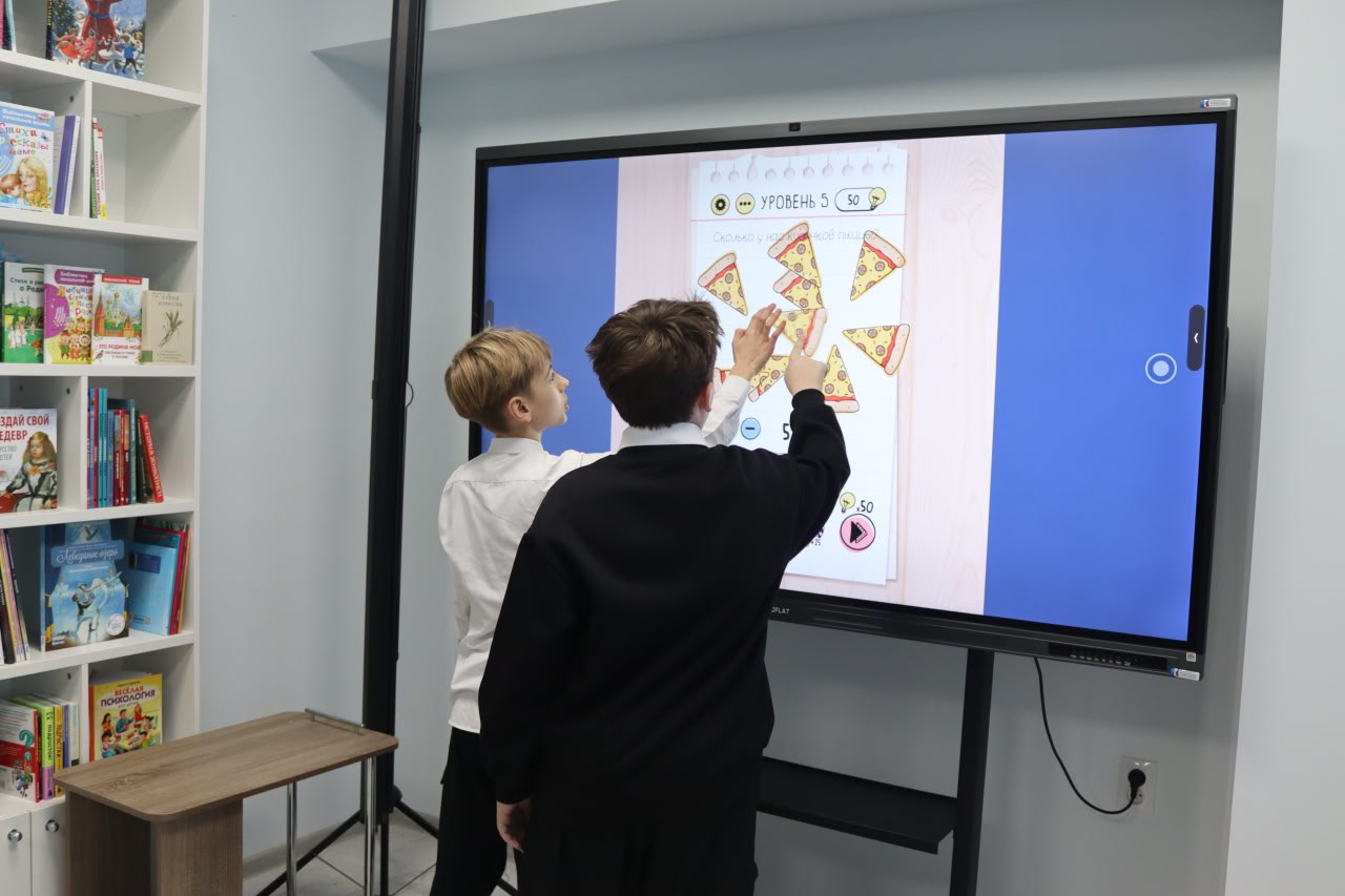 Библиоэкскурсия. 24 декабря обновленную детскую библиотеку посетили сразу два класса – обучающиеся 6-А и 6-Б классов школы №1 городского округа Енакиево Библиоэкскурсия. 24 декабря обновленную детскую библиотеку посетили сразу два класса – обучающиеся 6-А и 6-Б классов школы №1 городского округа Енакиево